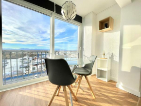 Holidays Penthouse vues panoramiques sur le Port naval,un séjour élégant assuré 